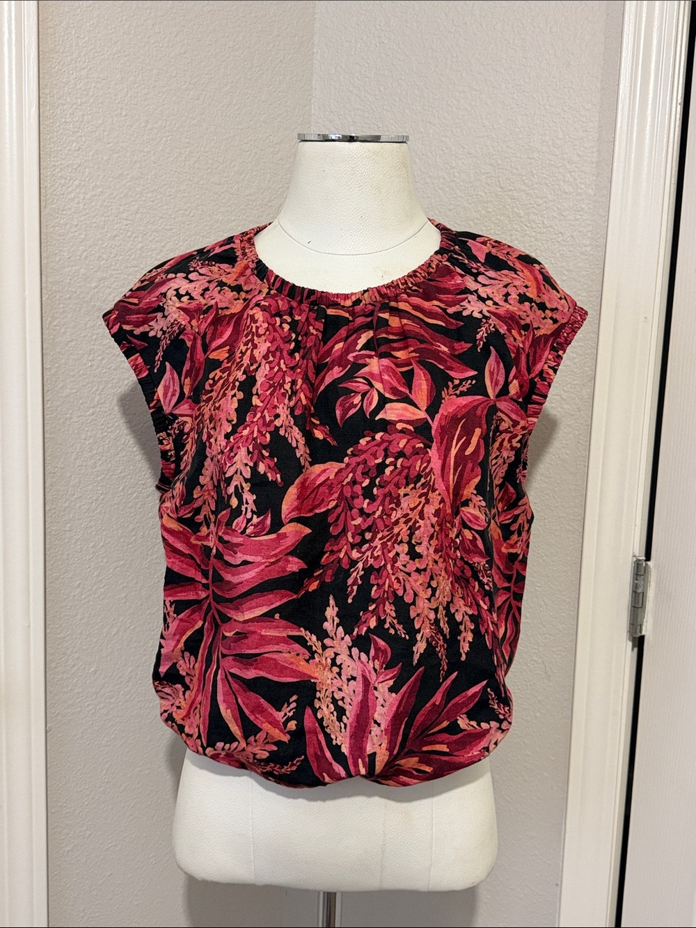 Maye Australia Tropical Floral Elastic Sleeve Back Hole Cropped Linen Top